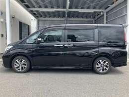 両側スライドドアなので狭い駐車スペースでも隣の車を傷つける心配が少なくなります。