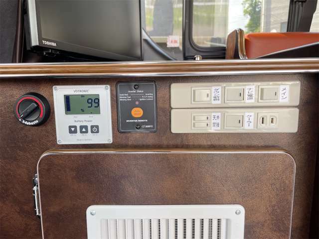 左からベバストFFヒーター、電圧計、インバーターリモートスイッチ。