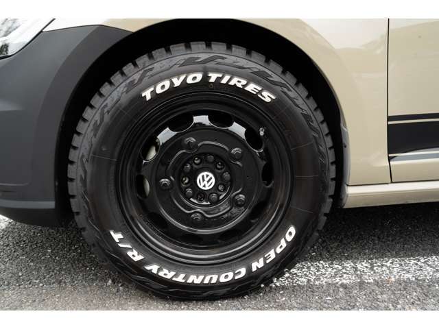 ベースはゴルフVII後期。鉄チンルックのアルミホイールにTOYO OPEN COUNTRY タイヤ。リフトアップ済み。高速走行してもロードノイズは気になりません。走りも安定しています。