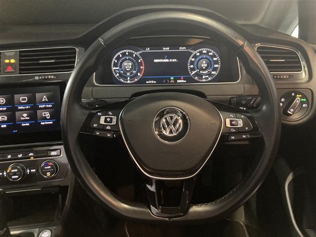 ハンドル上でオーディオ音量設定変更可能/メーターパネルにナビゲーション表示。