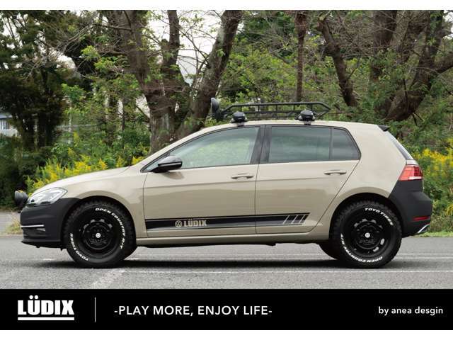 ボディカラーはプエブロベージュにマットブラックパンパーで引き締まったフォルムに。