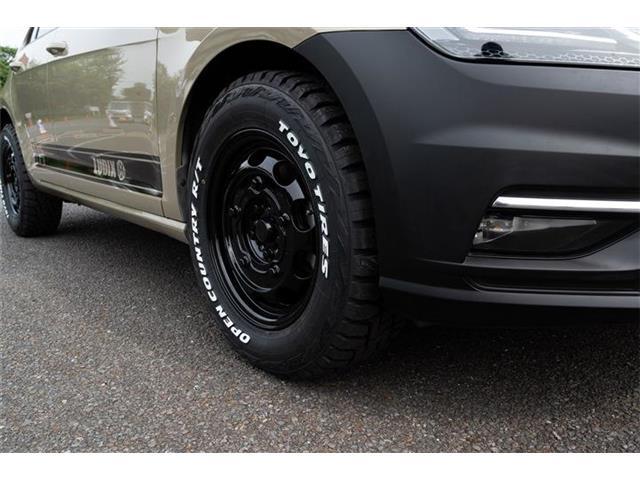 このオフロードタイヤは、外側はごつごつしたオフロード仕様ですが、センター部は耐摩耗性能や走行安定性を両立しているため、オンロードでの乗り心地の良さも兼ね備えています。