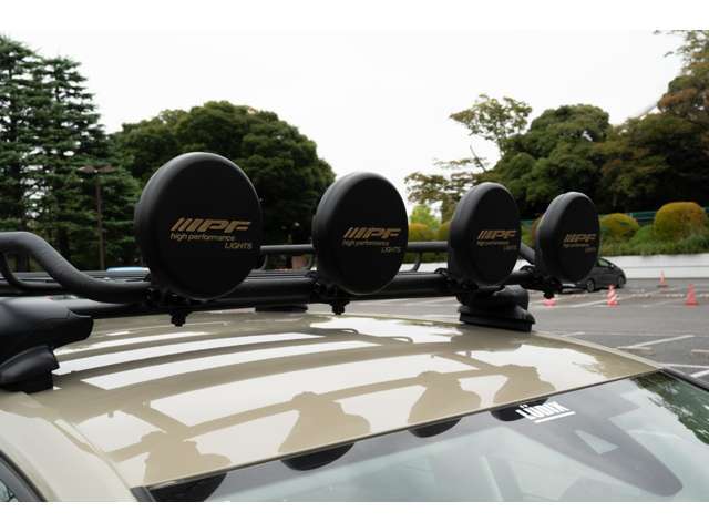 カーゴラックの前面にオフロードランプを装着しています。