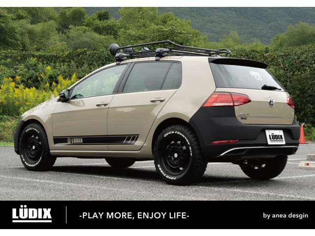 バンパーブラックアウトで引き締まったフェイスに、カスタムによるかっこよさ＋ゴルフならではの十分な積載量、燃費の良さ、使い勝手の良さ、シートの座り心地の良さなどを兼ね備えています。