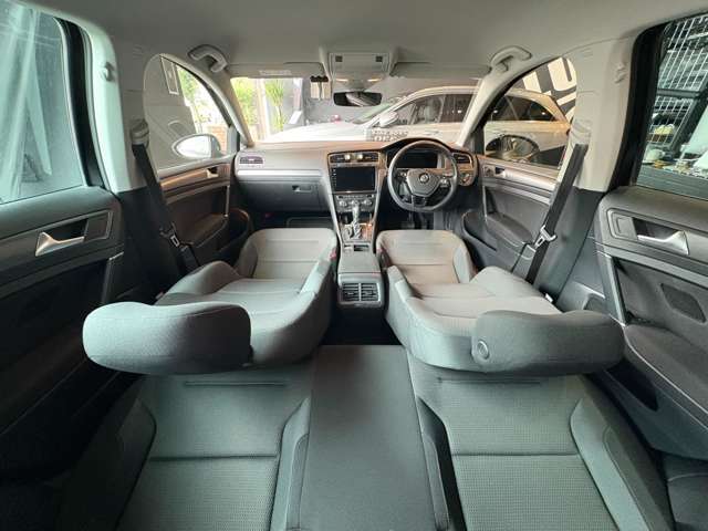 車内全体像。FF（前輪駆動）なので、室内空間が広いです。