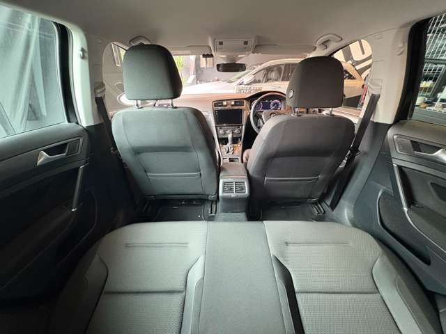 大人5人がしっかり乗れるスペースが確保されています。