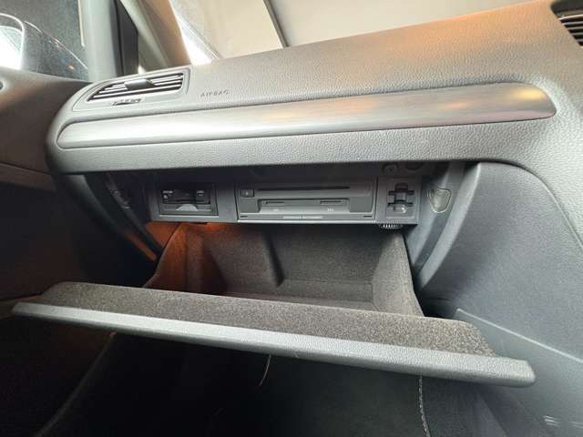 広々としたグローブボックス。車関連書類やティッシュボックスなど、さまざまなものを入れることができます。