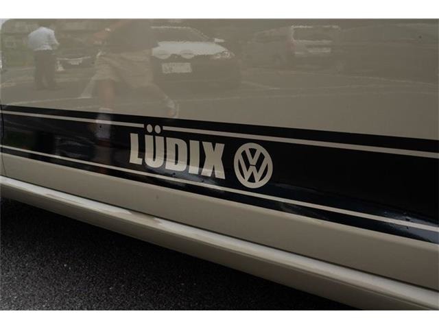 オリジナルのアンダーラインデカール。ゴルフはデザインがシンプルなので、かっこよさをプラス。