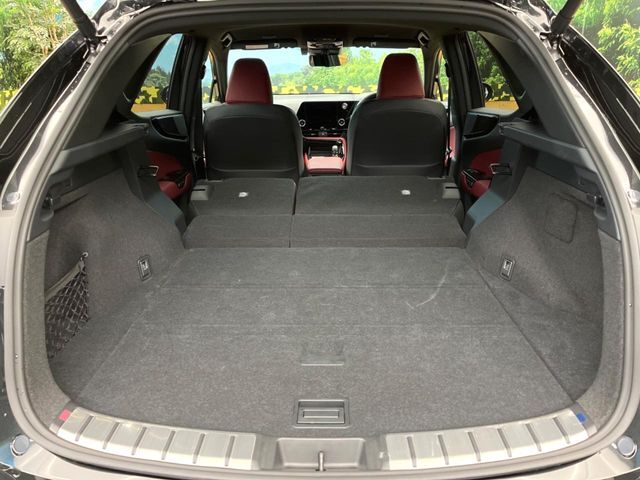 普段のお買い物や通勤、送迎等に十分な荷室スペースを確保しております。セカンドシートを倒すと、大きな荷物の積載も可能です♪