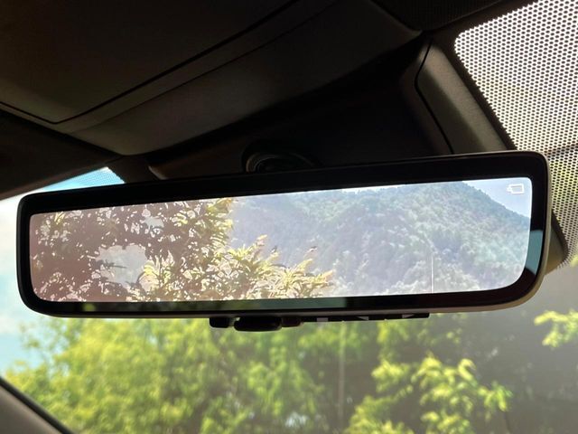 【デジタルインナーミラー】後席の大きな荷物や同乗者で後方が確認しづらい時でも安心！カメラが撮影した車両後方の映像をルームミラー内に表示。クリアな視界で状況の確認が可能です！