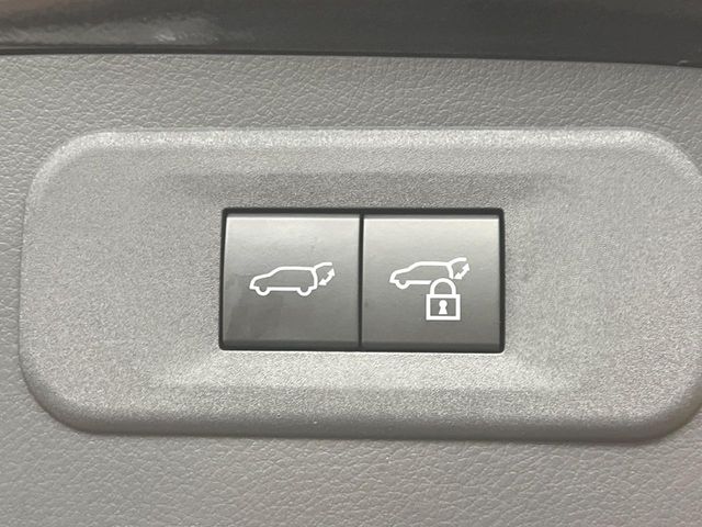 【パワーバックドア】スマートキーや運転席のボタンを押すだけでリアゲートが自動で開閉します！荷物を持っている時や、高い位置にあるバックドアを閉める際に便利な機能です♪