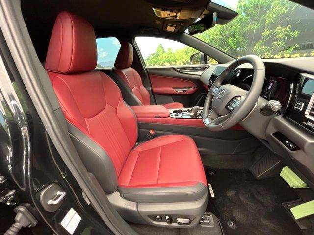 【本革シート】上質な本革を使用し、高級感あふれる本革シート。常に体に触れる部分だから、座り心地の良さにはこだわりたいですね♪汚れの付着や劣化を抑制する内装コーティング施工もおススメですよ♪