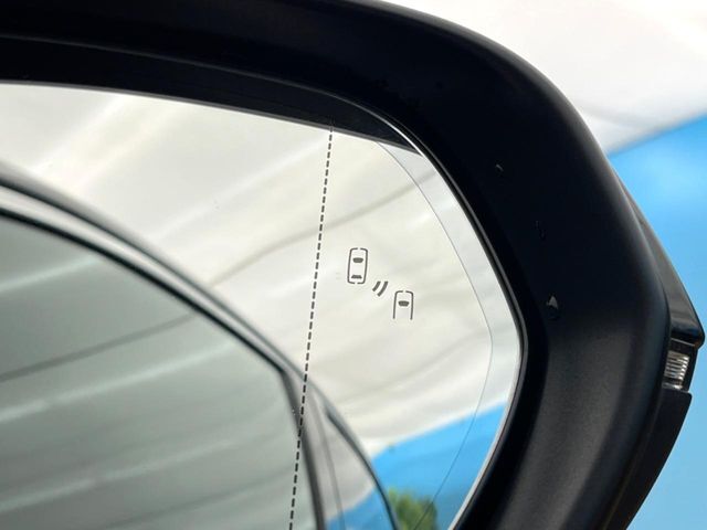 【ブラインドスポットモニター】走行中、ドアミラーの死角になりやすい箇所に後続車が接近するとサイドミラーのレンズに警告を表示！ドライバーに注意喚起をしてくれます。