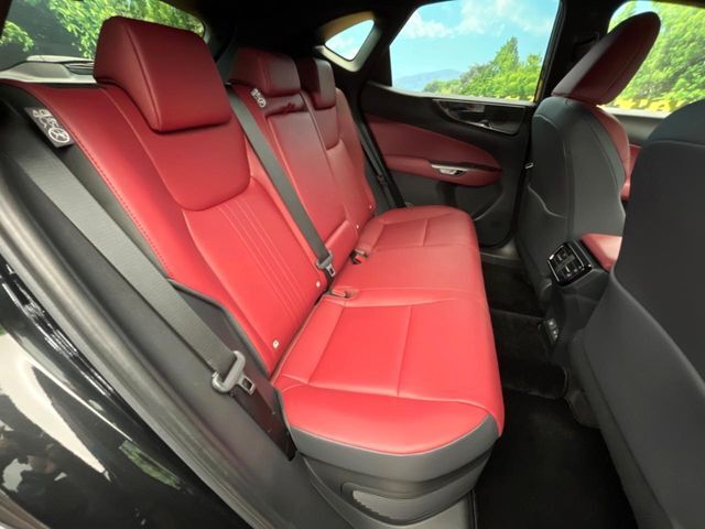 広々とした2列目シートは居住性が高く、居心地も快適！友達や家族とのお出かけにぴったりです。ベビーシートやチャイルドシート使用時も快適にお過ごしいただける十分な空間を確保しています。