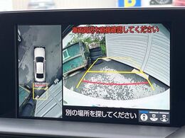 【パノラミックビューモニター】専用のカメラにより、上から見下ろしたような視点で360度クルマの周囲を確認することができます☆死角部分も確認しやすく、狭い場所での切り返しや駐車もスムーズに行えます。
