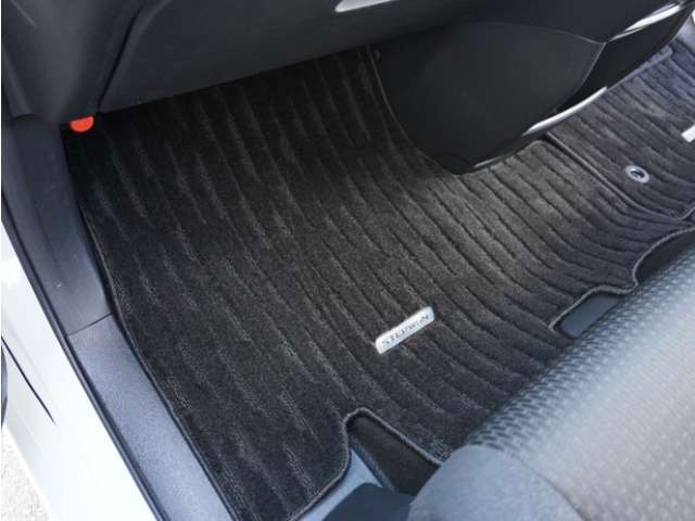 Honda認定中古車に新品の純正フロアマットを装着しました。気分よくドライブをお楽しみいただけます♪