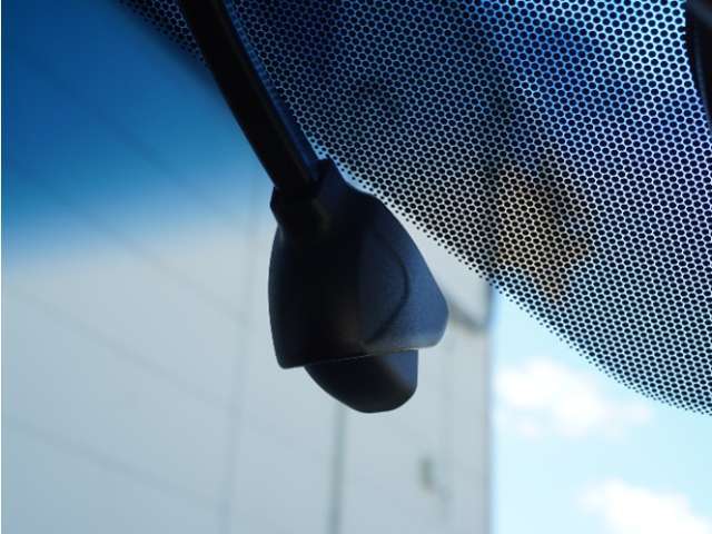 ◆ドライブレコーダー◆映像・音声などを記録する自動車用の装置です。　もしもの事故の際の記録はもちろん、旅行の際の思い出としてドライブの映像を楽しむことができます。