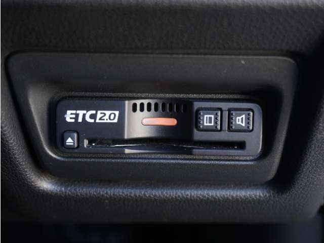 ◆ETC2.0装着◆進化したドライブ体験。料金収受システムだけだったETCが生まれ変わって、高速道路を賢く使うETC2.0に進化しました。多彩な情報サービスが便利で快適なドライブ体験を提供します。