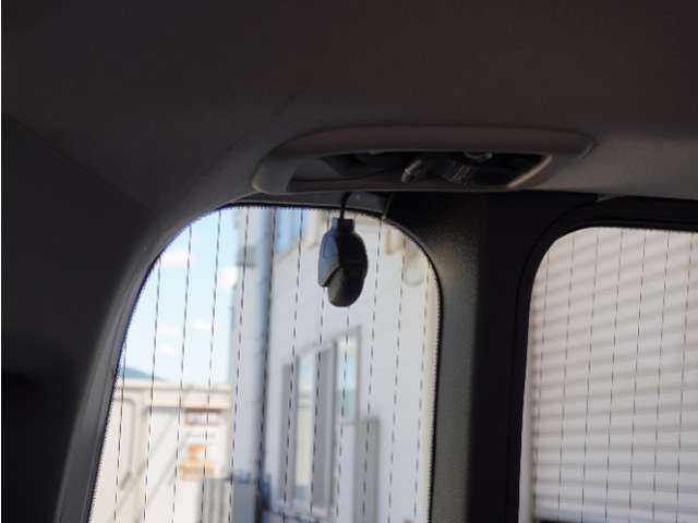 この車にはリアにもドライブレコーダーを装備しております◆映像・音声などを記録する自動車用の装置です。　もしもの事故の際の記録はもちろん、旅行の際の思い出としてドライブの映像を楽しむことができます。