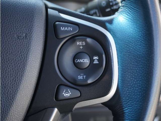 【アダプティブクルーズコントロール】予め設定した車速内でクルマが自動的に加減速。前走車との適切な車間距離を維持しながら追従走行します。【LKAS】車線維持支援システムでステアリング操作を支援。
