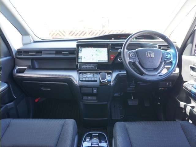 視界広々で運転しやすくロングドライブでも疲れを感じさせないすっきりとまとまったインパネ周りです。