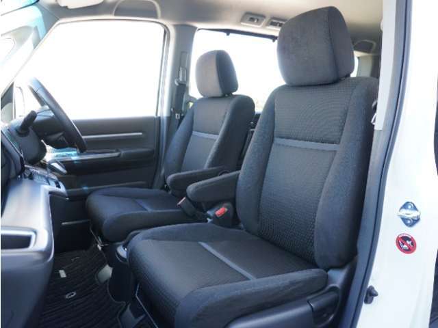 運転席と助手席は足元が繋がっているので自由に行き来しやすいので駐車場が狭いときでも助手席側からスムーズに乗り降りできて便利！