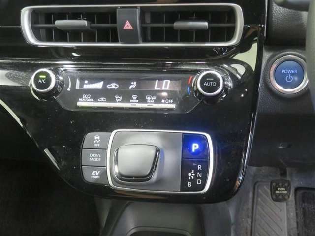 オートエアコン機能で、車内を自動的に、設定した温度に保ってくれます。
