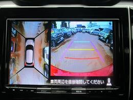 【全方位カメラ】車体の4ヵ所にカメラを搭載し、車庫入れ時に真上から俯瞰した映像で周囲を確認出来ます♪メーカーオプション品のナビだけで可能な便利機能です♪