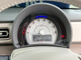 メーターパネルはホワイト色のシンプルでお洒落なデザインを採用！