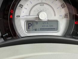 メーターパネル内にある液晶ディスプレイはシフトレバー位置や燃料残量計、走行距離、衝突被害軽減ブレーキの警告などを表示！