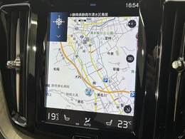 【純正ナビ】一体感のあるナビは、高級感ある車内を演出してくれます。Bluetooth再生などオーディオ機能も充実しておりますので、運転もより楽しめます♪