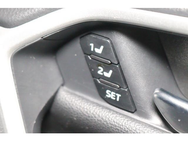 シートメモリー機能。シート位置を記憶させるとワンタッチで、設定したシート位置に可動します。