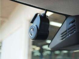 ◆ドライブレコーダー◆映像・音声などを記録する自動車用の装置です。　もしもの事故の際の記録はもちろん、旅行の際の思い出としてドライブの映像を楽しむことができます。