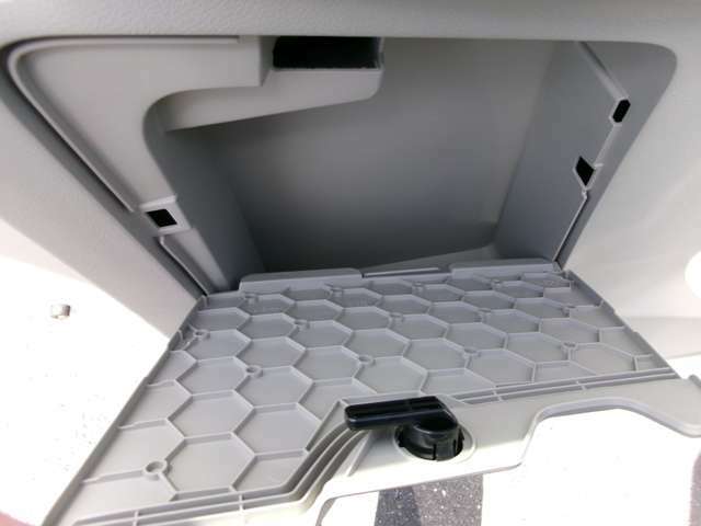 助手席ドアの内張りに車検証を入れる専用スペースがありますので便利です。