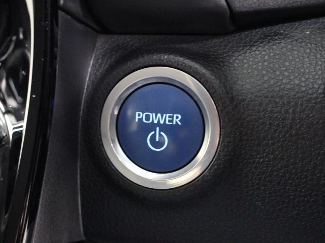 スマートキーを携帯していれば、ブレーキを踏みながらパワースイッチを押すだけで、ハイブリッドシステムが始動します。