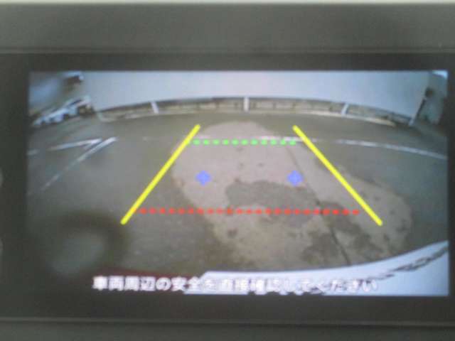後方確認に便利なバックビューモニター装備です。