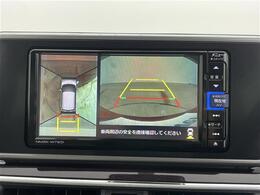 【全方位モニター】まるでクルマを真上から見下ろしたかのような視点で駐車をサポートします！クルマの斜め後ろや真横など、前後左右の4つのカメラの映像が合成されて、モニターに映し出されます。