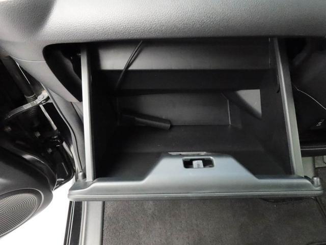 後退時に車両の後ろ側をモニター画面に表示します。車庫入れなどでバックする際に後方確認ができて便利です。車庫入れが苦手な人もこれで安心。