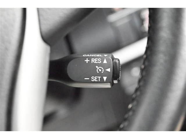 『クルーズコントロール』　アクセル操作なしで車が自動でスピードを一定に保つ機能です！