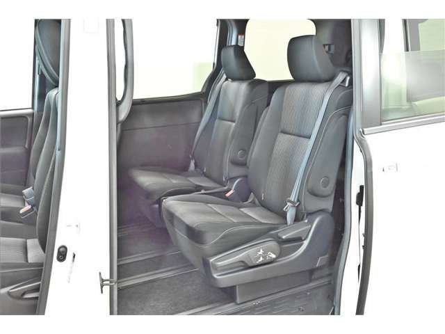 後部座席も当然、綺麗・清潔に仕上げております。内装の綺麗なお車は気持ちが良いですし、コンディションのいい車が多いです。前のユーザーが丁寧に使っていた証拠です。