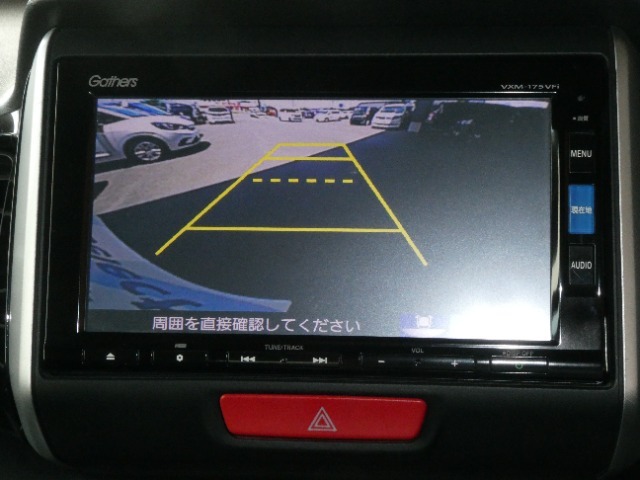 バックモニター装備。画面にて後方の確認が行えるので、バック駐車や車庫入れの際には重宝します。車の運転に慣れない方でも安心のガイドライン表示機能付。