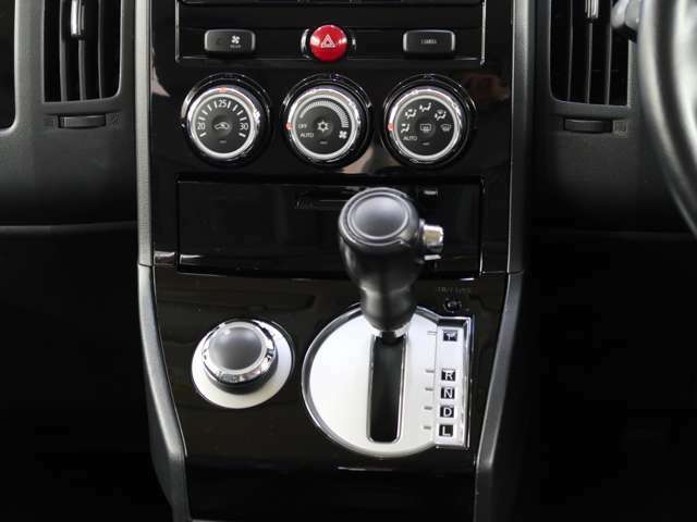 フルオートエアコン装備　4WD切替スイッチは走行中でも切り替えが可能です。