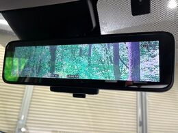 【インテリジェントルームミラー】後席の大きな荷物や同乗者で後方が確認しづらい時でも安心！カメラが撮影した車両後方の映像をルームミラー内に表示。クリアな視界で状況の確認が可能です！