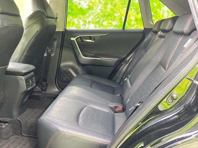 WECARSでは各商談席に大型モニターをご用意しております！見やすい大画面でゆったりと全国の在庫をご覧いただけます！是非ご来店お待ちしております！