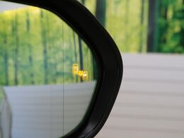 【ブラインドスポットモニター】走行中、ドアミラーの死角になりやすい箇所に後続車が接近するとサイドミラーのレンズに警告を表示！ドライバーに注意喚起をしてくれます。