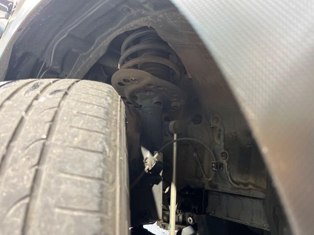 お車を安心してお乗りいただく為には、足回りの定期点検が欠かせません。サービスサポート（有償保証）では無料点検もご提供しており、安心のカーライフをお過ごしいただけるサポート体制が整っています。