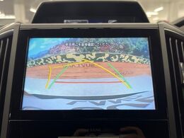 【バックカメラ】駐車時に後方がリアルタイム映像で確認できます。大型商業施設や立体駐車場での駐車時や、夜間のバック時に大活躍！運転スキルに関わらず、今や必須となった装備のひとつです！