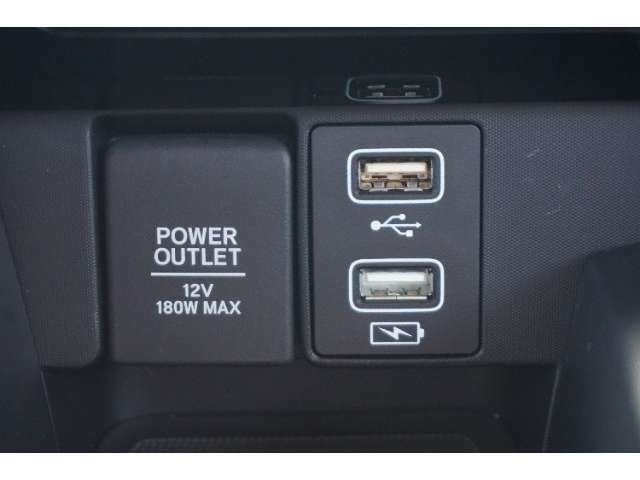 【USBジャック/アクセサリーソケット】ドライブ中も充電できるUSBジャケット・アクセサリーソケット付き！また、USB入力端子もついているので充電しながら音楽や通話を楽しむことができます！