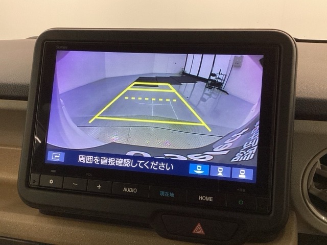 リバースギアに入れるだけで後方の表示へ切り替わります。夜間や雨の日の駐車も楽になりますよ。