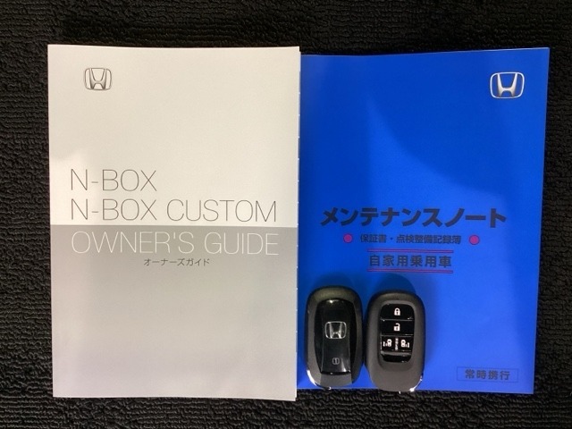 スマートキーは鍵をバッグに入れたままでもドアロックの開閉やエンジンのON・OFFができます。夜間や雨の日も鍵を探さなくて良いので便利です。